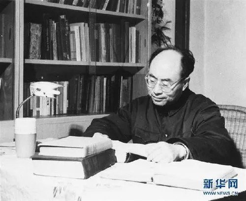 4816dfe4486446ea942fcc4ec1d0e0d6.jpg 他从北大红楼走出