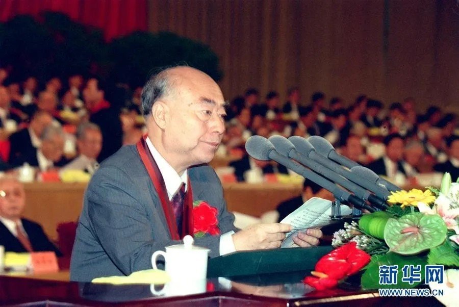 8f5ffcb881cb443296d2e5c919204d42.jpg 以物理系第一名的优异成绩完成学业